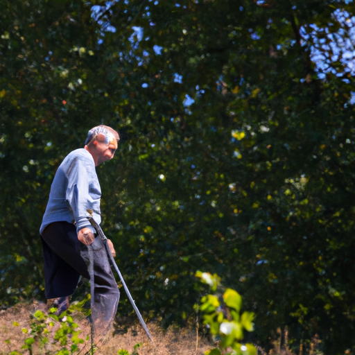 קשיש מטייל במעלה הגבעה עם מקל הליכה, מדגים את היתרונות הפיזיים שלו